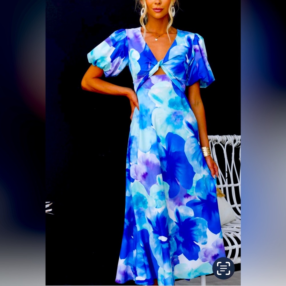 From Toperth  Boutique Blue Floral v-neck midi dress size small